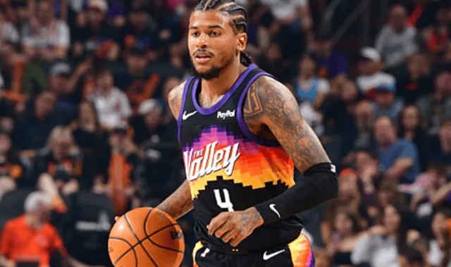 队记：杰伦-格林中场时返回赛场尝试热身，随后又返回更衣室